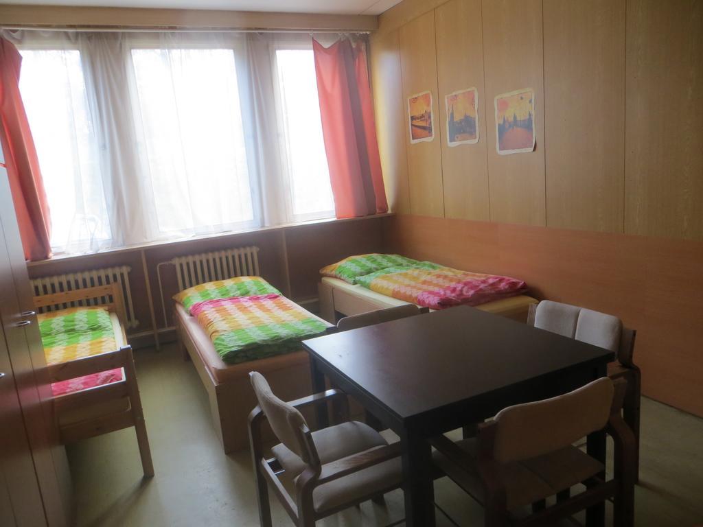 Hostel Monty Ricany (Central Bohemian) Exterior foto
