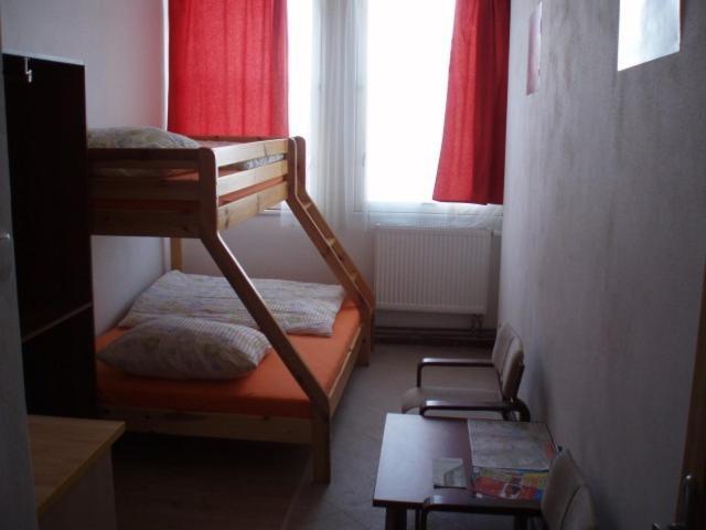 Hostel Monty Ricany (Central Bohemian) Exterior foto